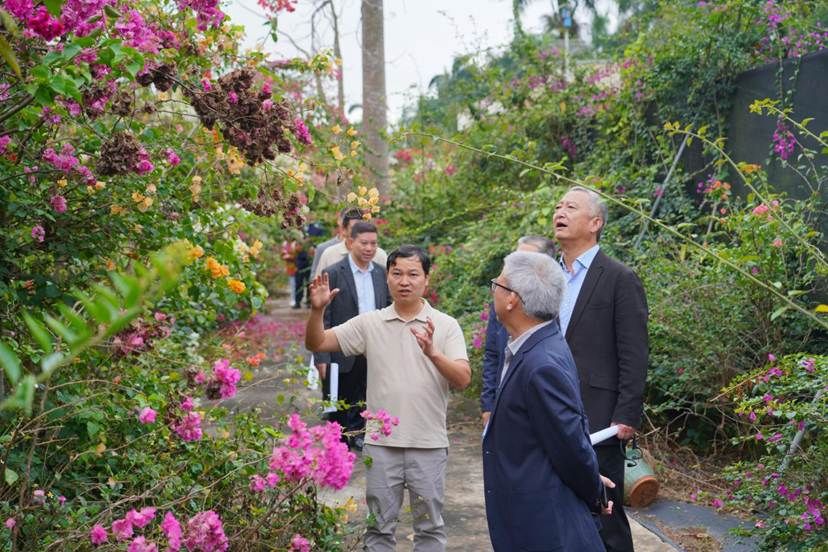 3月4日至5日,校党委书记李湖前往儋州校区调研。李湖一行调研太阳成集团tyc41183新农科实践基地。王杰 摄